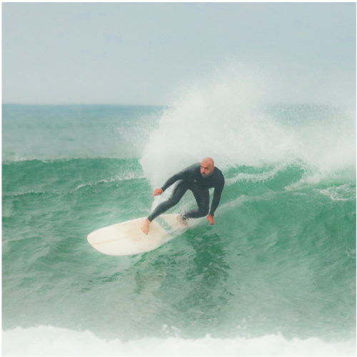 BV Fotka instruktora surfu Zde jsou popisky pro fotografii instruktora surfu: Professional surf instructor in wetsuit with surfboard and ocean backdrop