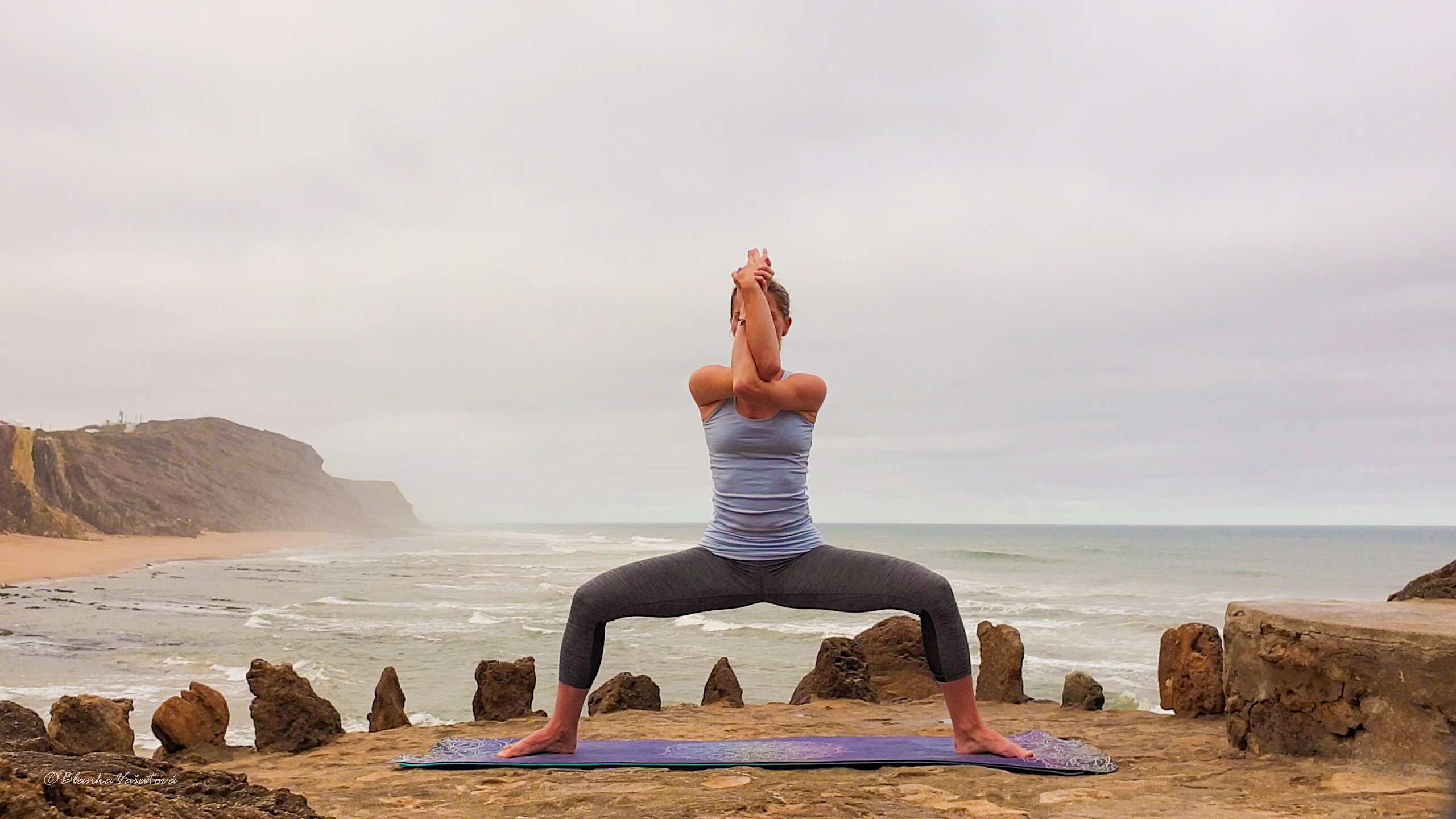 Blanka a ensinar yoga nos penhascos sobre o Atl&acirc;ntico em Santa Cruz
